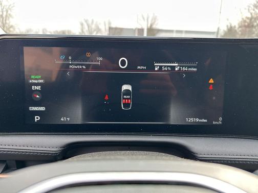 Everest White Pearl Tricoat/Black Diamond Pearl 2024 Nissan ARIYA EVOLVE+