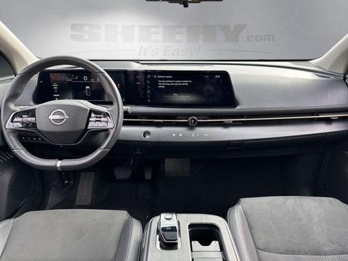 Everest White Pearl Tricoat/Black Diamond Pearl 2024 Nissan ARIYA EVOLVE+