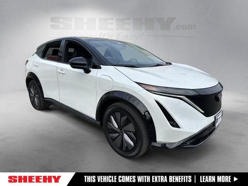 Everest White Pearl Tricoat/Black Diamond Pearl 2024 Nissan ARIYA EVOLVE+