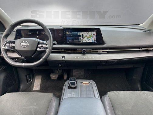 Everest White Pearl Tricoat/Black Diamond Pearl 2024 Nissan ARIYA EVOLVE+