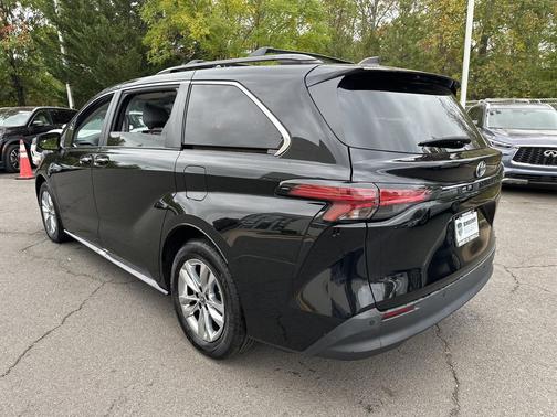 2022 Toyota Sienna XLE 7 Passenger