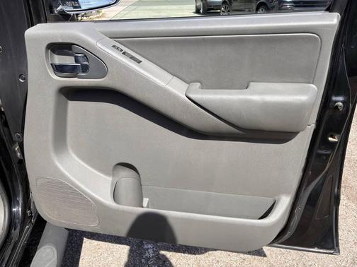 Black 2010 Nissan Frontier LE