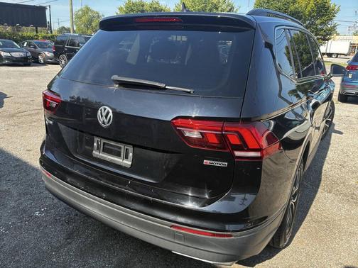 Deep Black Pearl 2019 Volkswagen Tiguan 2.0T SE 4MOTION