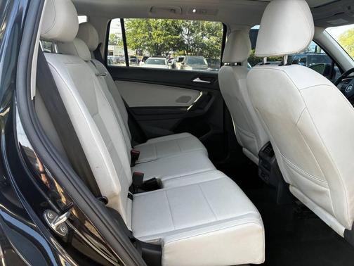 Deep Black Pearl 2019 Volkswagen Tiguan 2.0T SE 4MOTION
