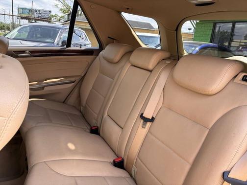 White 2011 Mercedes-Benz M-Class 4MATIC
