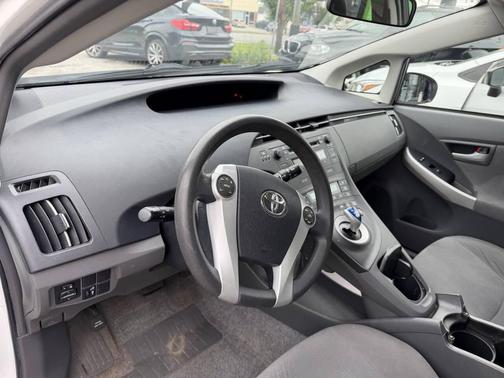 Off White 2010 Toyota Prius II