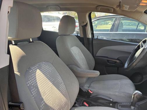 Mosaic Black Metallic 2020 Chevrolet Sonic FWD Hatchback 1FL 5-Door