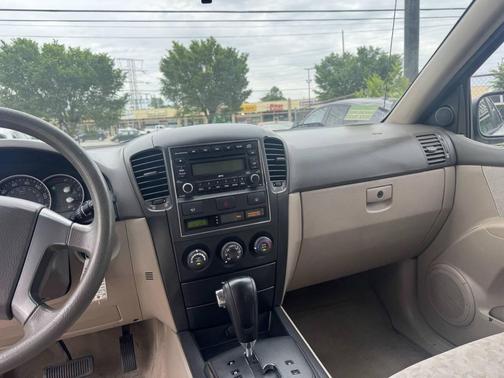 White 2008 Kia Sorento LX
