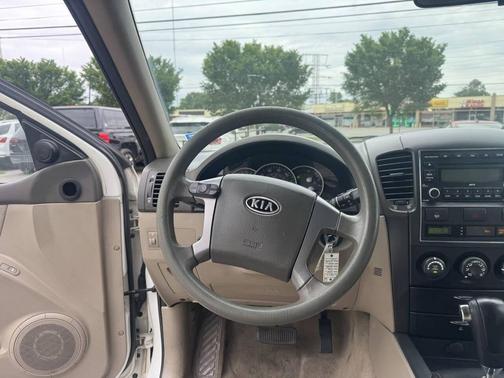 White 2008 Kia Sorento LX