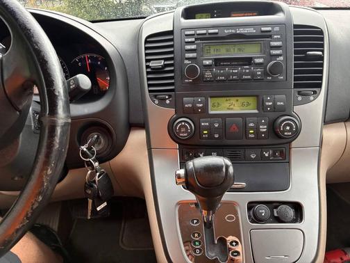 2007 Hyundai Entourage GLS