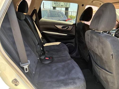 White 2015 Nissan Rogue SV