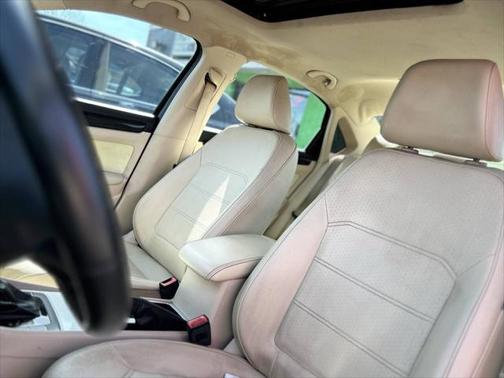 2013 Volkswagen Passat 2.0 TDI SE w/ Sunroof