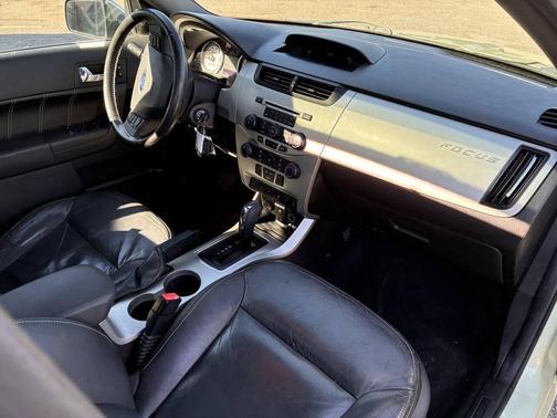 Green 2010 Ford Focus SEL