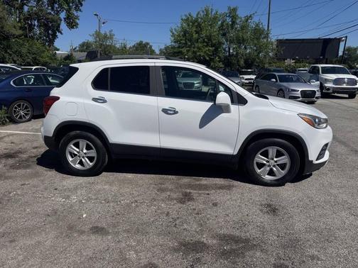 Summit White 2017 Chevrolet Trax LT