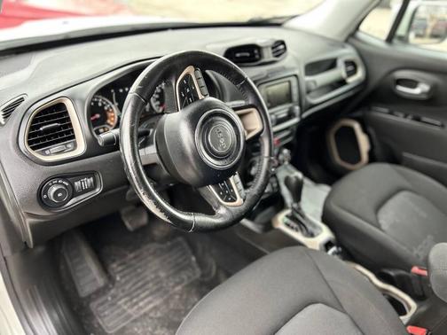 Alpine White 2016 Jeep Renegade Latitude