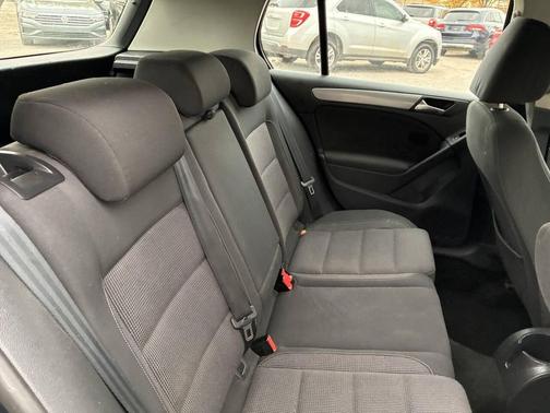 2010 Volkswagen Golf 4-Door