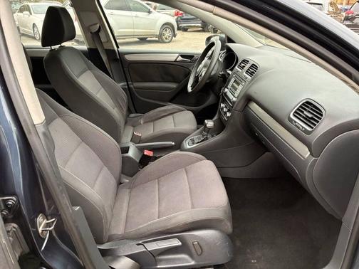 2010 Volkswagen Golf 4-Door