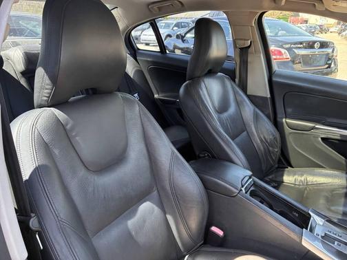 Black Sapphire Metallic 2012 Volvo S60 T5