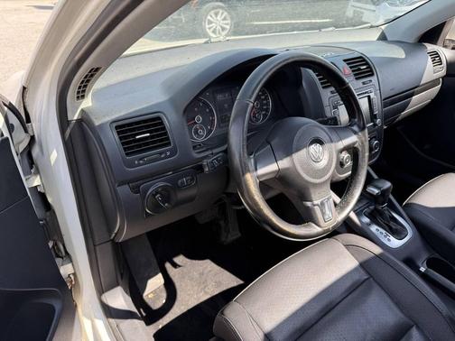 Candy White 2010 Volkswagen Jetta SE