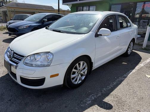 Candy White 2010 Volkswagen Jetta SE