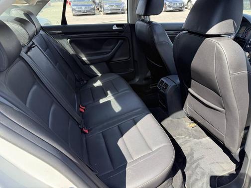 Candy White 2010 Volkswagen Jetta SE