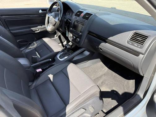 Candy White 2010 Volkswagen Jetta SE