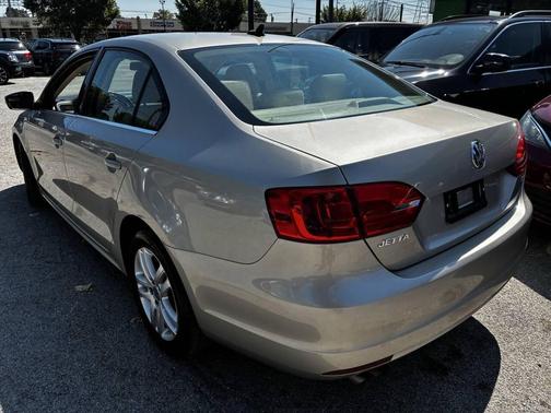 Gold 2014 Volkswagen Jetta Auto SE w/Connectivity