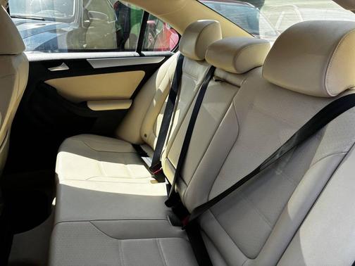 Gold 2014 Volkswagen Jetta Auto SE w/Connectivity