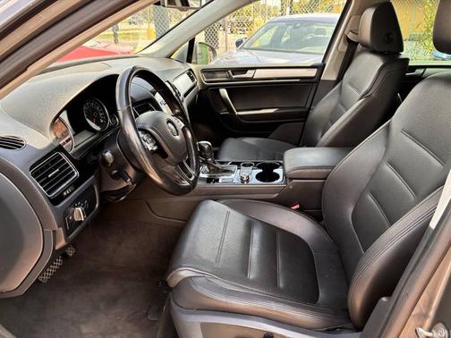 Gray 2014 Volkswagen Touareg 3.6L Sport