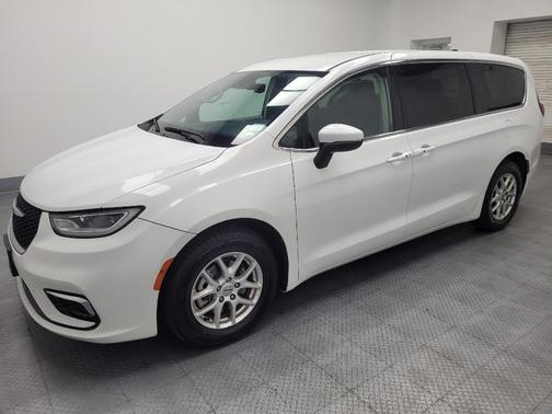 Bright White Clearcoat 2023 Chrysler Pacifica Touring L