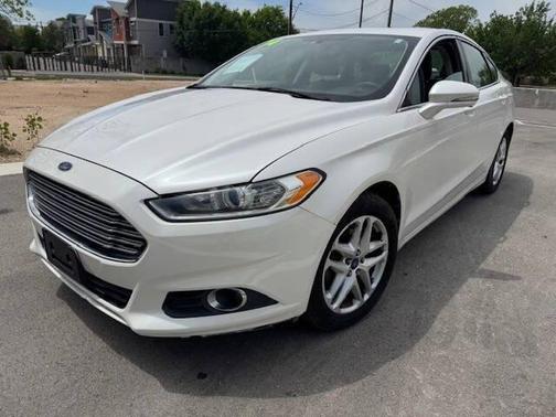 White 2014 Ford Fusion SE
