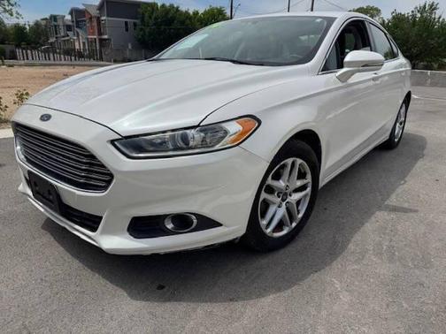 White 2014 Ford Fusion SE