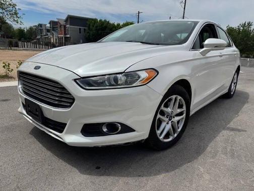White 2014 Ford Fusion SE