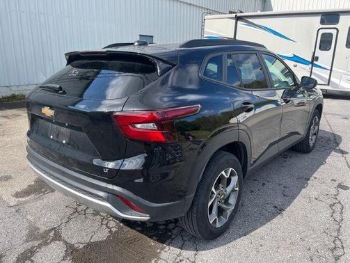 Mosaic Black Metallic 2025 Chevrolet Trax LT
