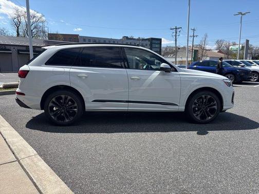 Glacier White Metallic 2026 Audi Q7 55 Premium Plus