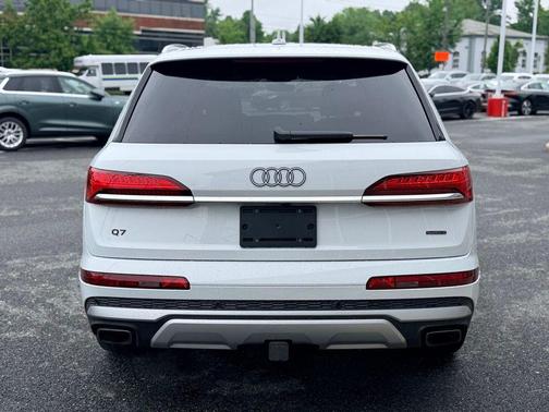 Glacier White Metallic 2025 Audi Q7 55 Premium Plus