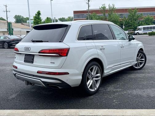 Glacier White Metallic 2025 Audi Q7 55 Premium Plus