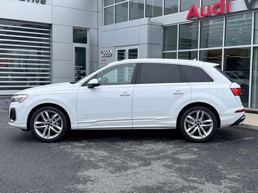Glacier White Metallic 2025 Audi Q7 55 Premium Plus