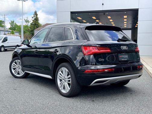 Mythos Black Metallic 2019 Audi Q5 2.0T Premium Plus