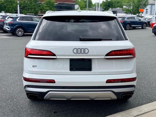 Carrara White 2025 Audi Q7 55 Premium Plus