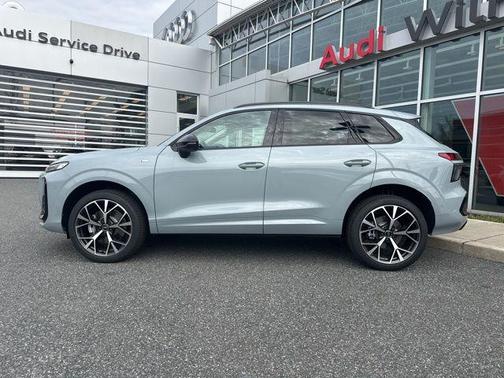 Arrow Gray Pearl Effect 2026 Audi Q3 TFSI quattro S tronic