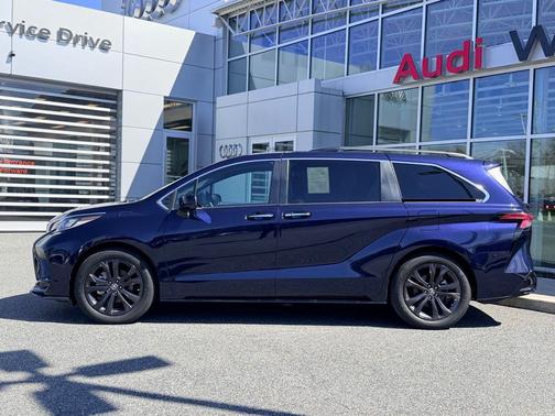 2022 Toyota Sienna XSE 7 Passenger