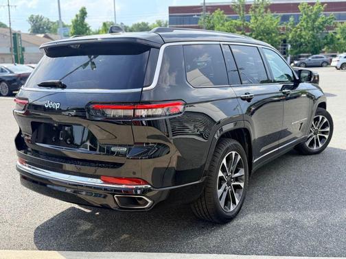 Diamond Black Crystal Pearlcoat 2022 Jeep Grand Cherokee L Overland
