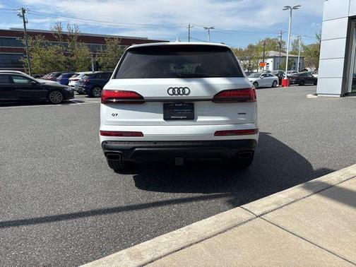 Glacier White Metallic 2026 Audi Q7 55 Premium Plus
