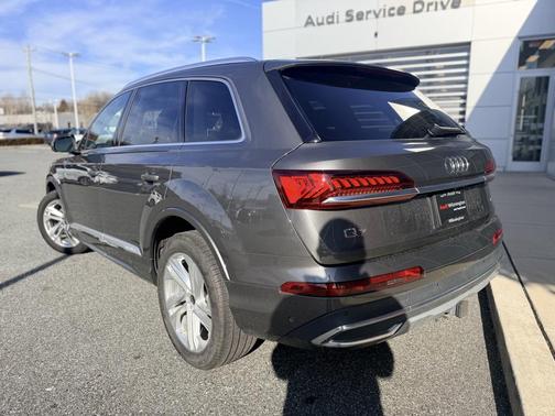 2023 Audi Q7 45 Premium Plus