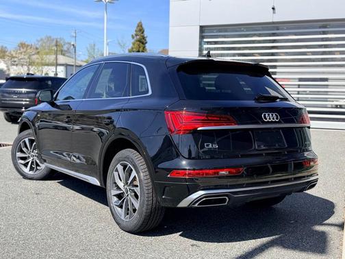 Mythos Black Metallic 2023 Audi Q5 45 S line Premium Plus