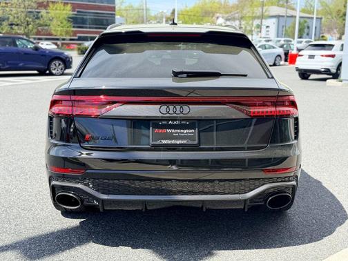Mythos Black Metallic 2024 Audi RS Q8 4.0T