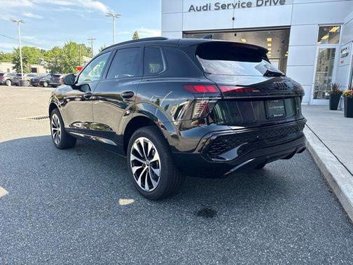 Mythos Black Metallic 2026 Audi Q3 TFSI quattro S tronic