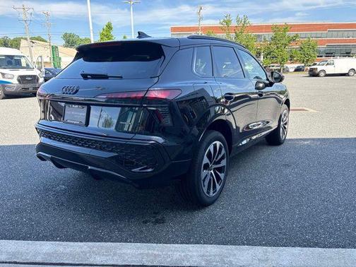 Mythos Black Metallic 2026 Audi Q3 TFSI quattro S tronic