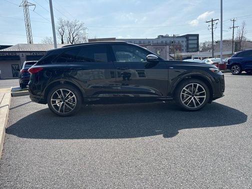 Mythos Black Metallic 2026 Audi Q5 2.0T Technik